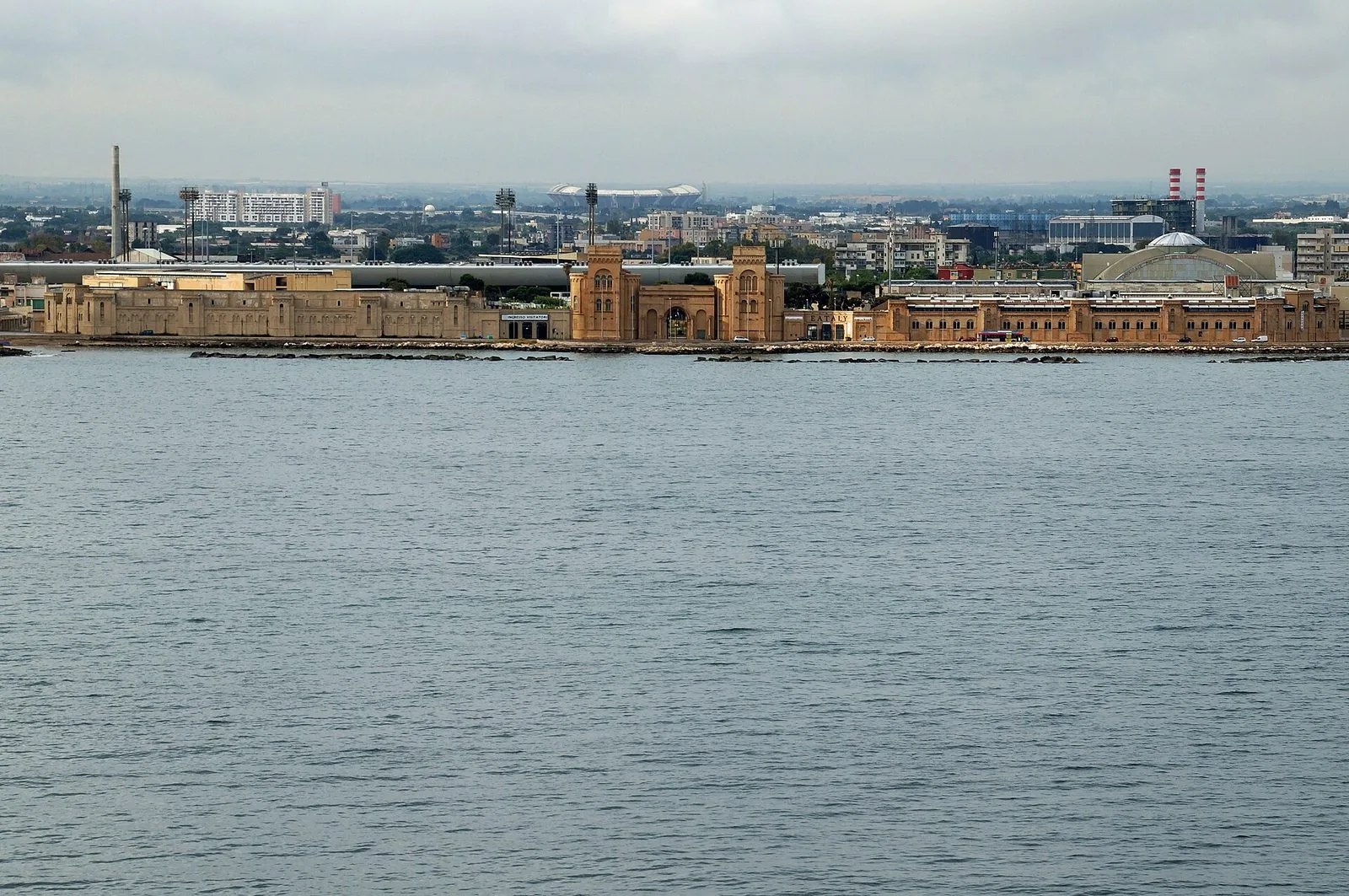 Il quartiere fieristico della Fiera del Levante visto dal mare, con i padiglioni color sabbia e l'ingresso a due torri affacciati sul lungomare di Bari
